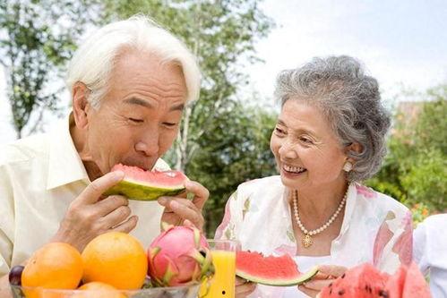 吃瓜的老人,吃瓜老人的智慧生活与时代变迁