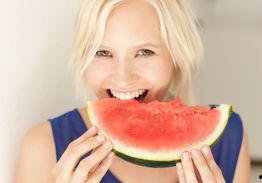 夏天吃瓜情侣照,情侣瓜照浪漫瞬间