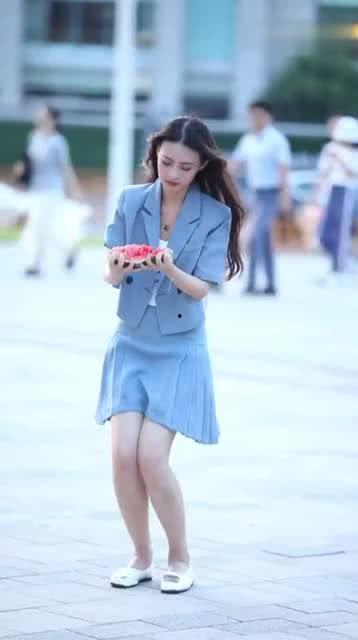 梦见跟美女吃瓜,与美女共品瓜果的奇幻之旅