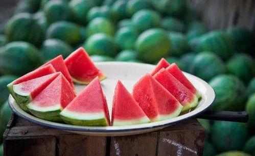 一百斤以下的人吃瓜,一百斤以下人群的西瓜盛宴