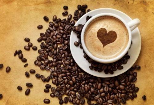 咖啡情侣吵架吃瓜,吃瓜群众围观一幕温馨闹剧