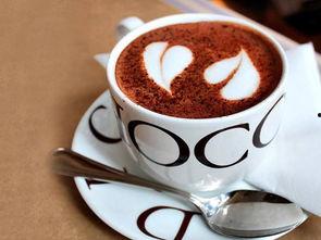 咖啡情侣吵架吃瓜,吃瓜群众围观一幕温馨闹剧