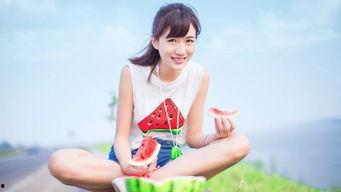 吃瓜是贬义吗,揭秘“吃瓜”一词的贬义之谜