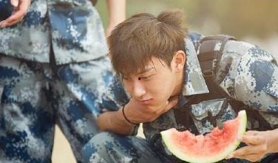 明星吃瓜买瓜图片,吃瓜买瓜两不误，趣味瞬间大揭秘