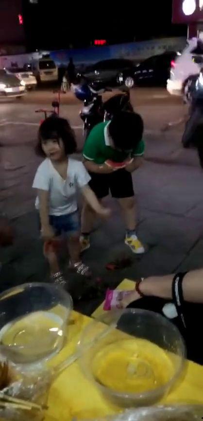 吃瓜精神小妹打架,一场不打不相识的较量