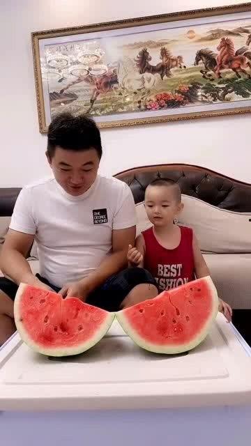 父子吃瓜比赛,吃瓜大赛欢乐无限