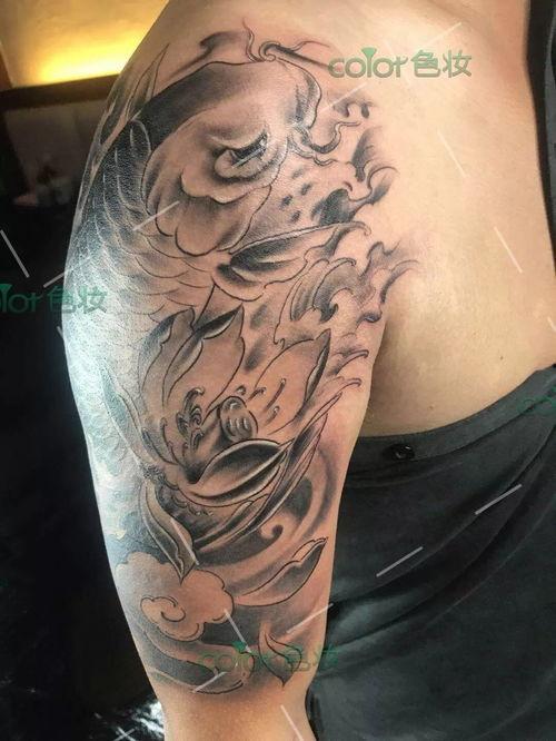 纹身精神小伙吃瓜,吃瓜群众的独特风采