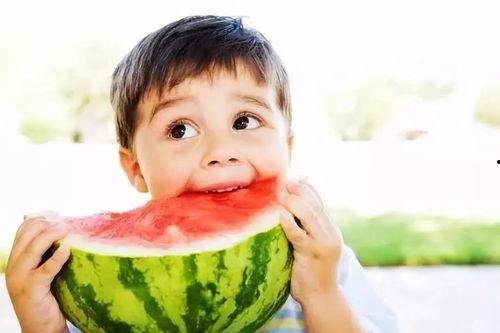 吃西瓜又吃瓜又洗脸,西瓜、瓜果与清爽洗脸